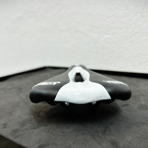 Der HNVNER-Fahrradsattel ist von hinten zu sehen. Die breite Sitzfläche und die Aussparung in der Mitte sind sichtbar.