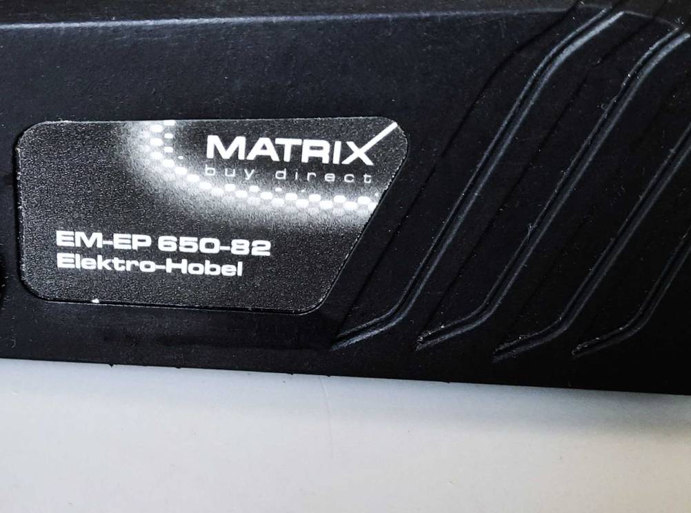 Getestet: Nahaufnahme der Modellbezeichnung eines Hobelmaschine am Gerät.