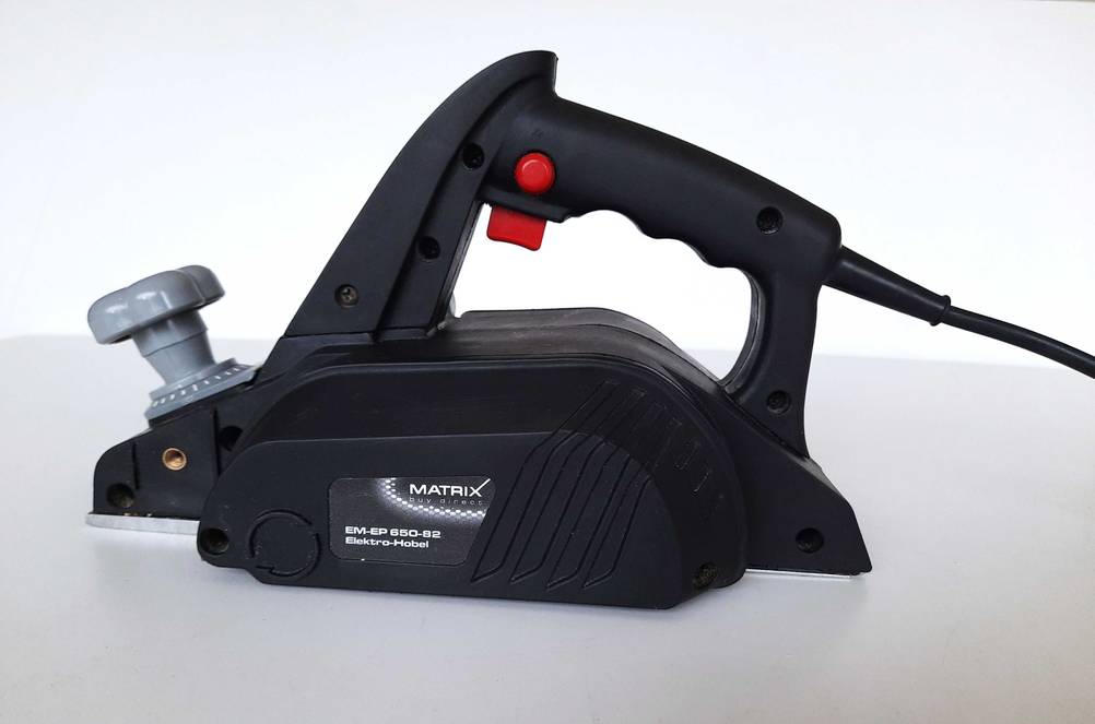 Hobelmaschine-Test: Ein Gerät von der Seite auf einer hellen Fläche.