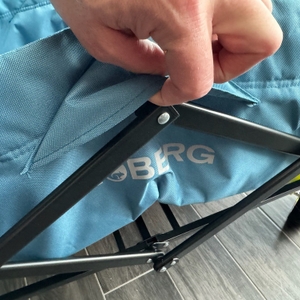 Eine der Laschen zum Eisengerüst am Stoff des Hoberg 05301.