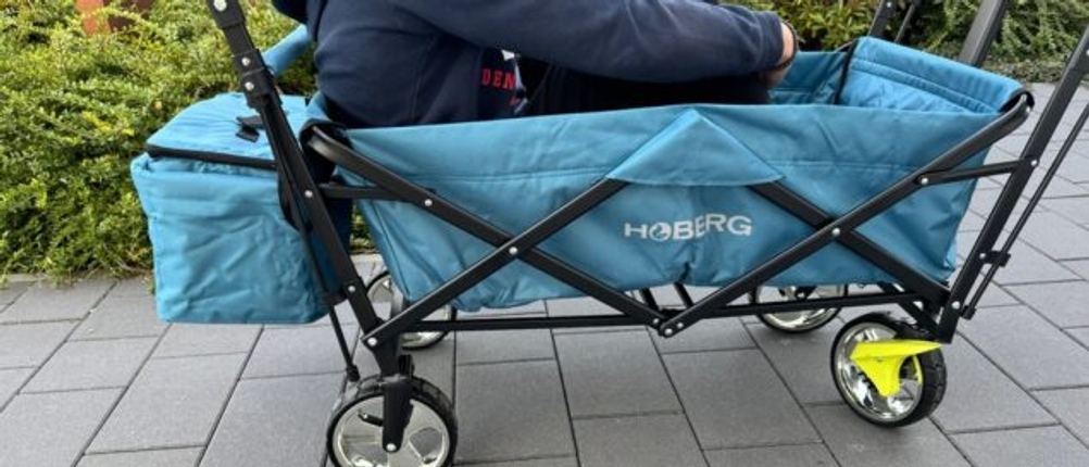 Ein Kind sitzt im Hoberg 05301