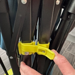 Eine Hand verriegelt die Sicherung am Hoberg 05301 nach dem Zusammenklappen