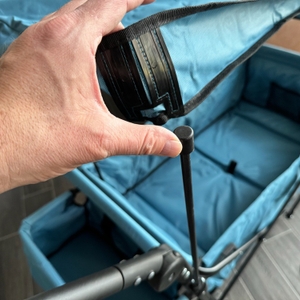 Eine Hand setzt das Dach auf eine der Tragestangen am Hoberg 05301.