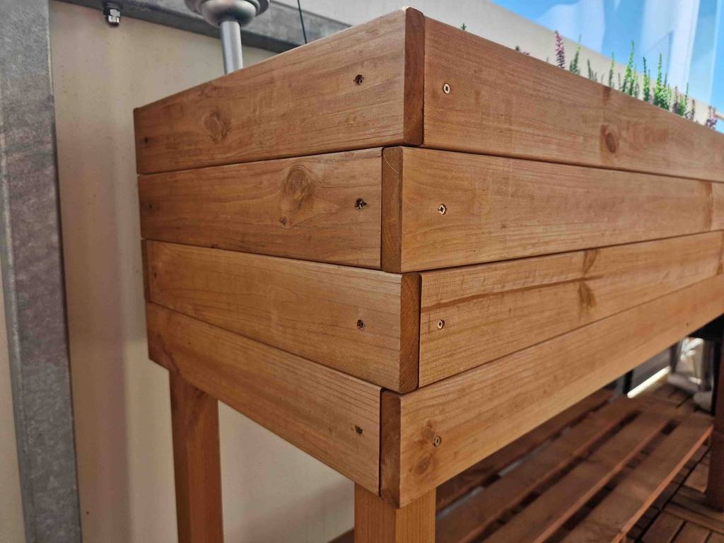 Nahansicht der Eckverbindung eines getesteten Hochbeets für den Balkon aus Holz.