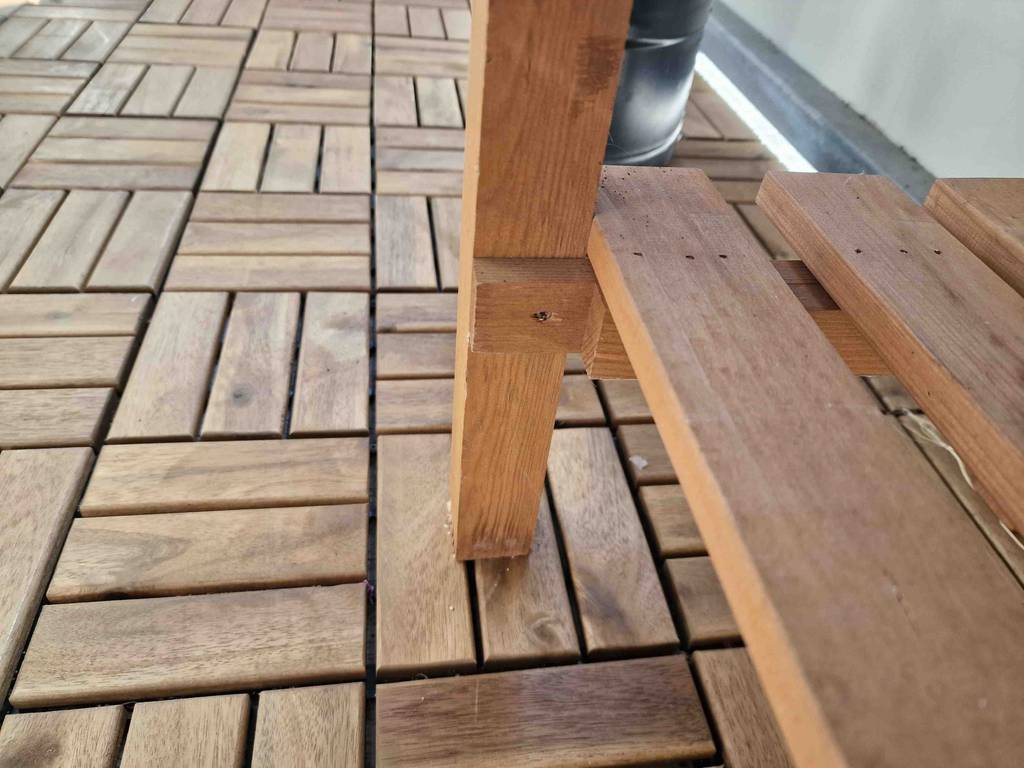 Hochbett für den Balkon im Test: Detailansicht der Verschraubung der Standfüße eines Hochbeets.