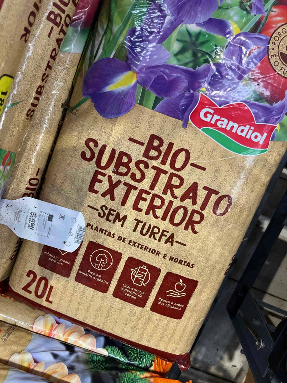 Getestete Hochbeeterde befindet sich in ihrer Verpackung.