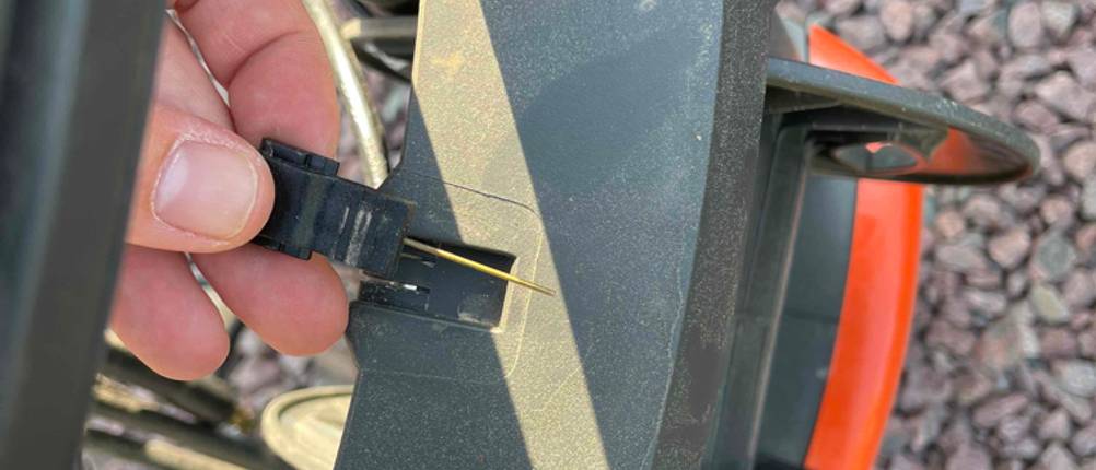 Hochdruckreiniger getestet: Eine Hand hält einen Stecker mit Metall.