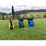 Drei Hochdruckreiniger stehen nebeneinander auf einer Rasenfläche