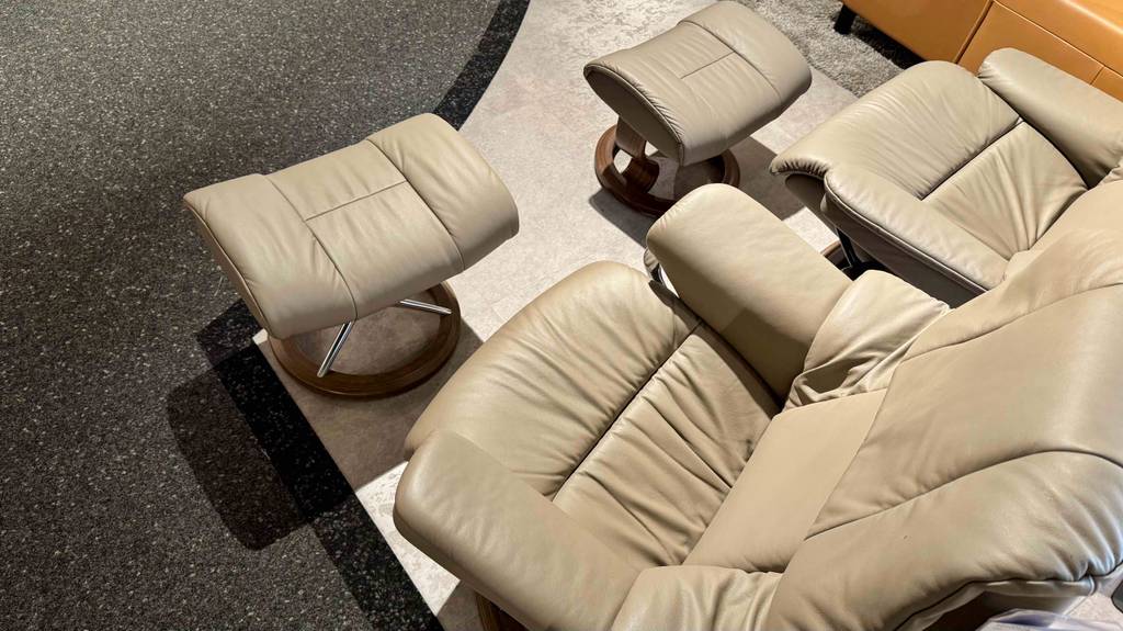 Im Test: Ein Relaxsessel mit Hocker in beigefarbenem Design von oben betrachtet.