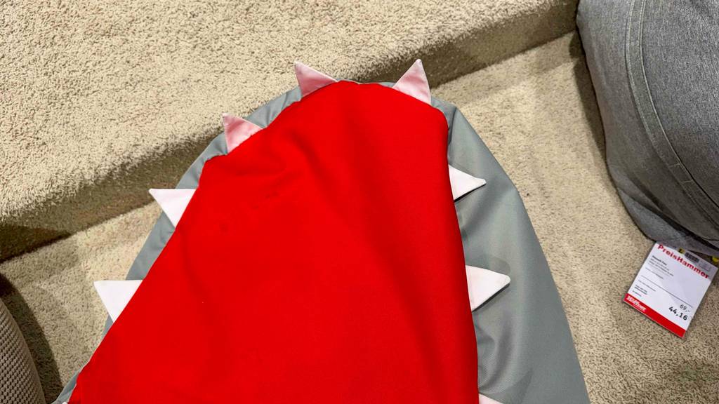 Kinder-Sitzsack im Test: Nahaufnahme eines Modells im Mauldesign mit rotem Innenstoff.