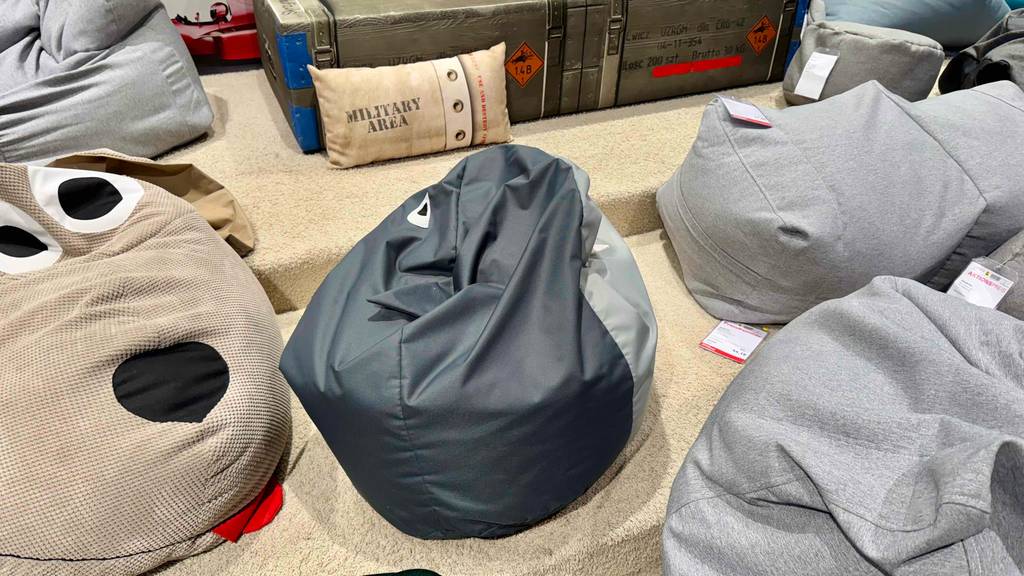 Kinder-Sitzsack-Test: Ein dunkelgraues Modell im Tierdesign steht neben weiteren Sitzsäcken.