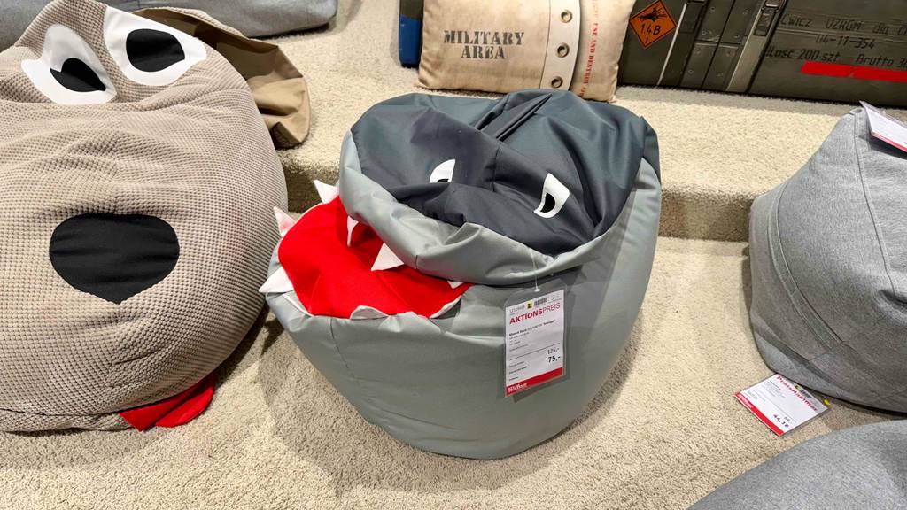 Kinder-Sitzsack-Test: Nahaufnahme eines Modells im Drachendesign mit rotem Innenstoff und dekorativen Zähnen.