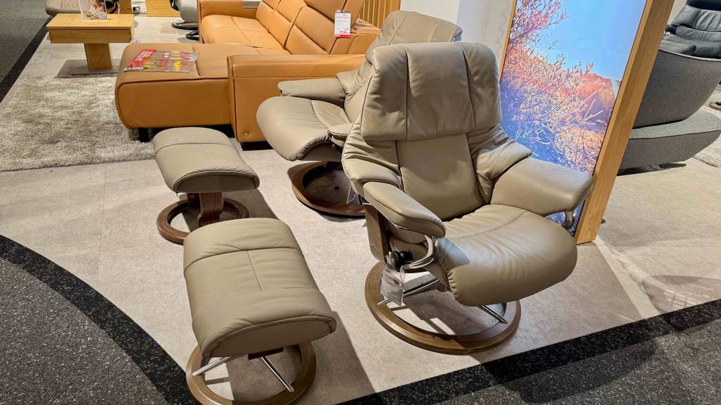 Getestet: Ein Relaxsessel mit Hocker in beigefarbenem Design steht in einem Möbelgeschäft.