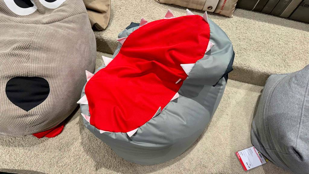Getestet: Ein Kinder-Sitzsack im Mauldesign mit rotem Innenstoff steht in einem Möbelhaus.