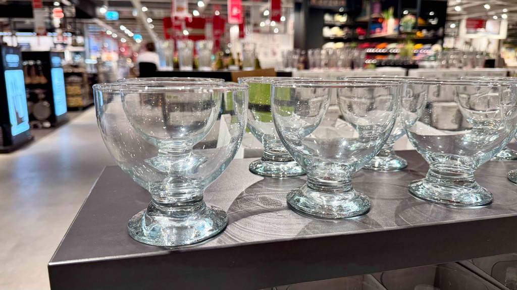 Die getesteten Dessertgläser aus Glas stehen nebeneinander auf einem Ausstellungstisch im Verkaufsbereich.