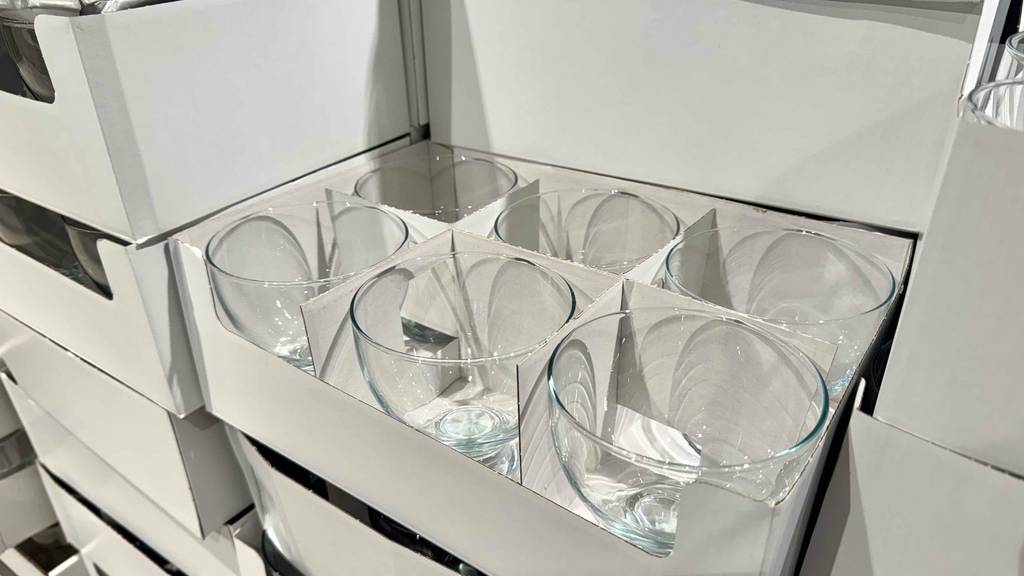 Im Test: Dessertgläser aus Glas im Sechserpack stehen übereinandergestapelt in einem Verkaufsbereich.