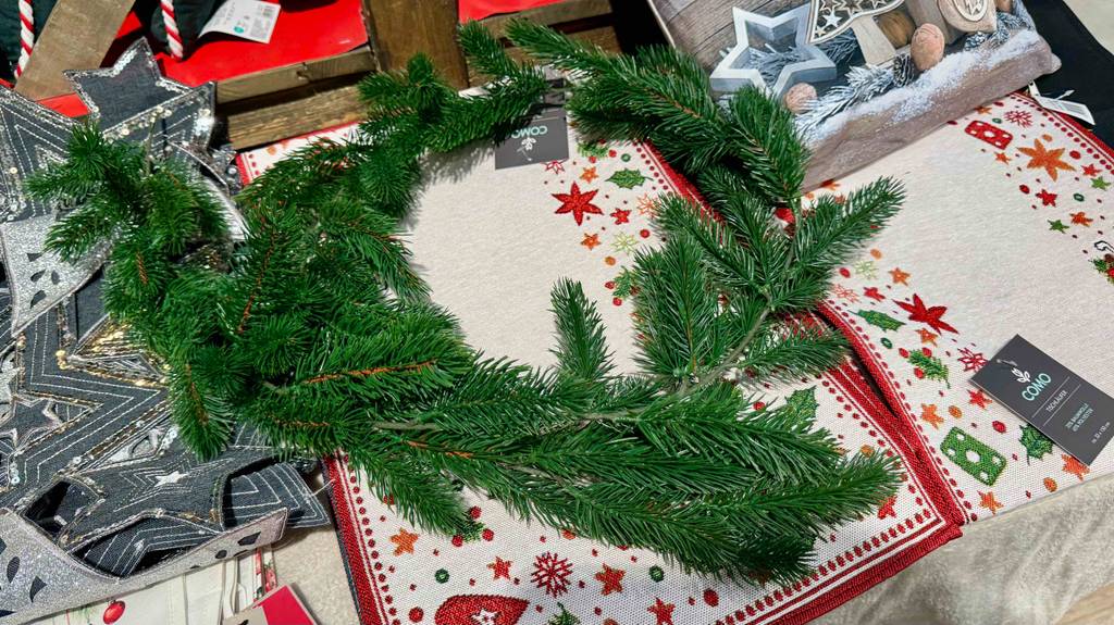 Weihnachtsgirlanden getestet: Eine Girlande liegt auf Weihnachtstischsets.