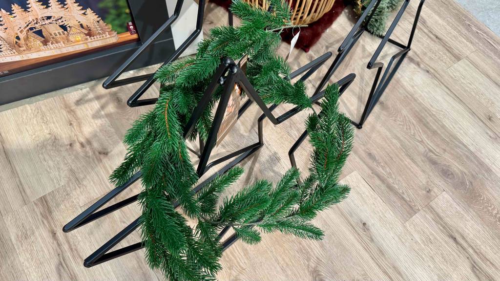 Eine Weihnachtsgirlande hängt zum testen um einen Dekostern.