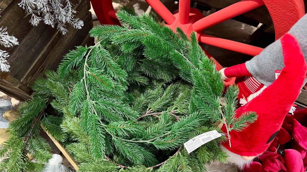 Mehrere getestete Weihnachtsgirlanden liegen gestapelt zwischen anderen Dekoartikeln.
