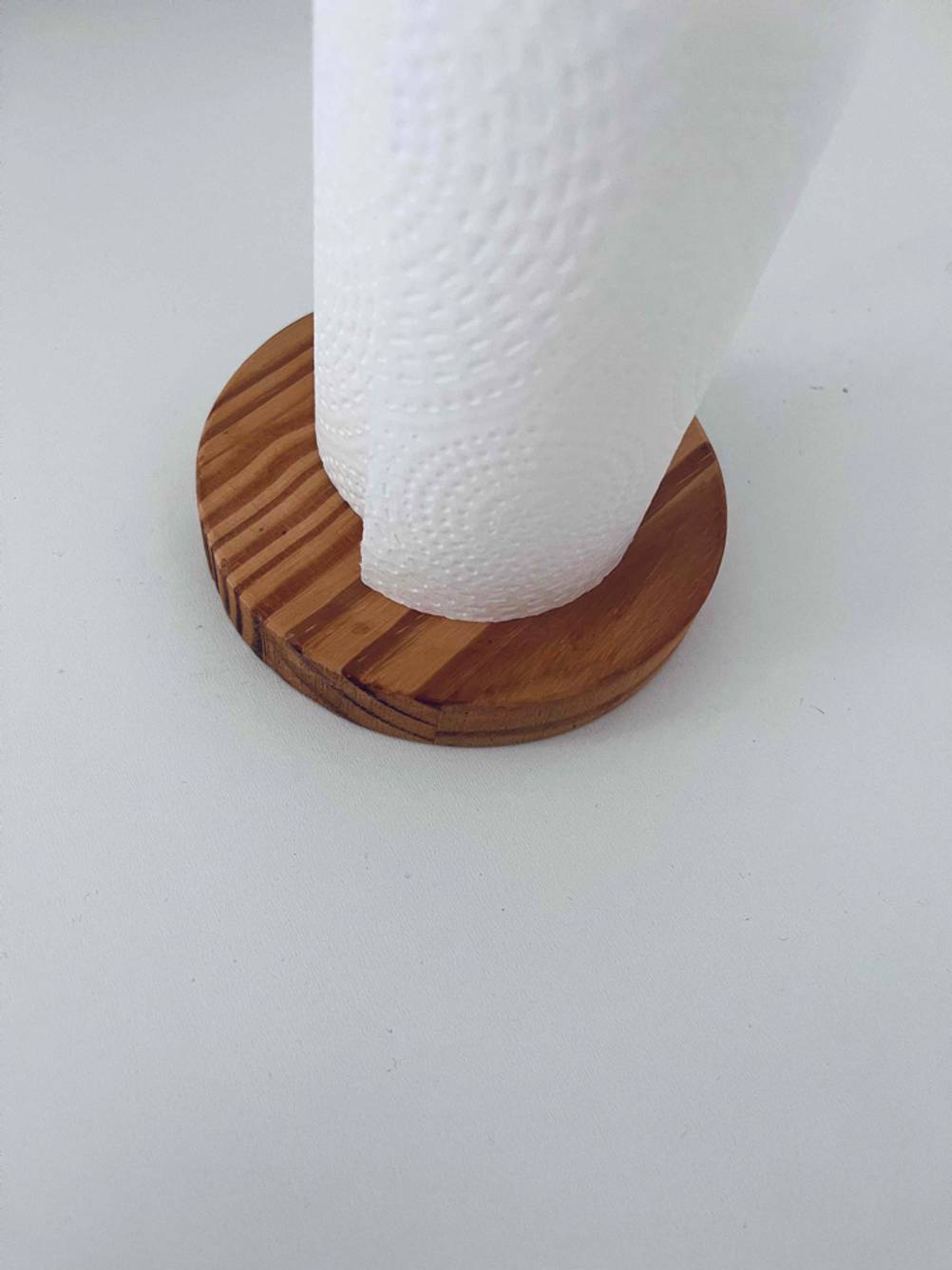 Im Test: Nahaufnahme des Bodens eines Küchenrollenhalters mit Küchenrolle.