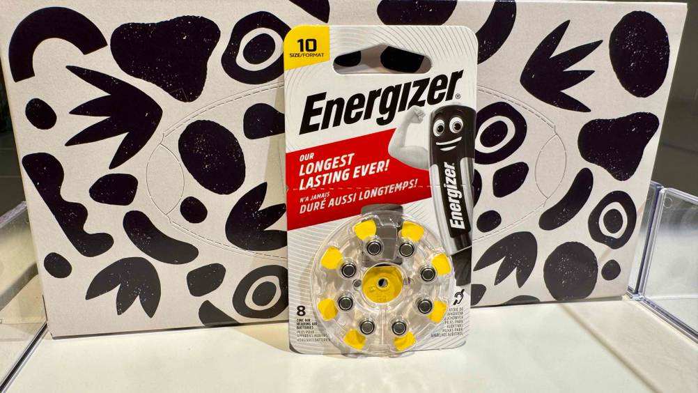 Vor einem schwarz-weißen Karton steht eine Packung der Hörgeräte-Batterien-10 im Test.