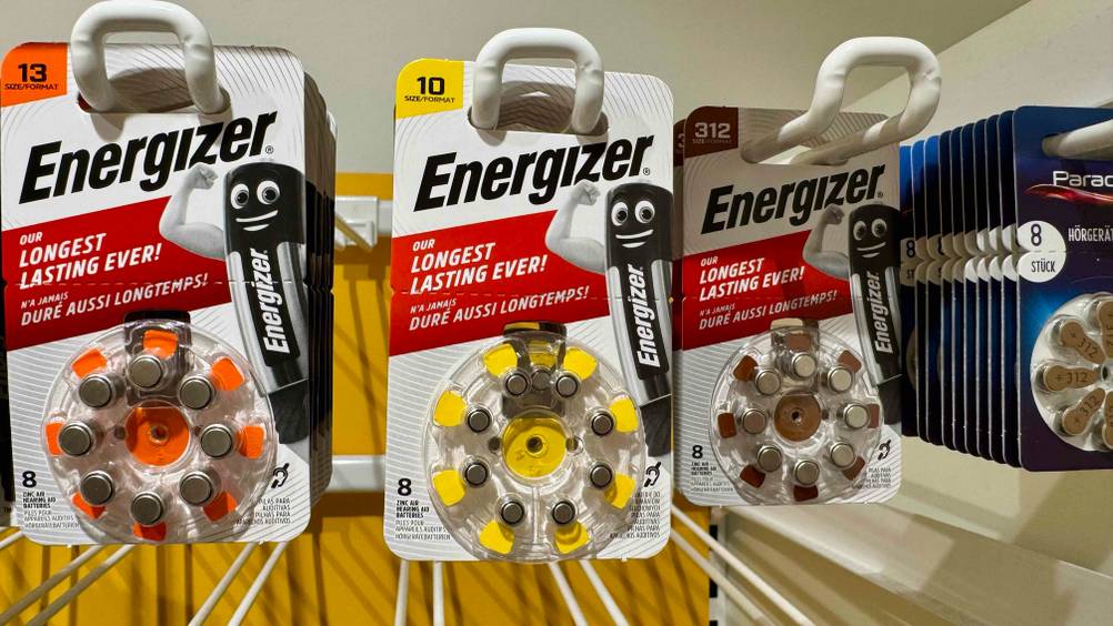 Mehrere Packungen der getesteten Hörgeräte-Batterien-10 hängen in einem Verkaufsregal.