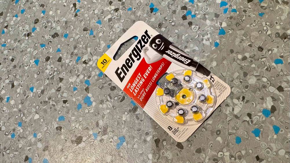 Hörgeräte-Batterien-10 getestet: Eine Packung liegt auf einem grau-blauen Boden.