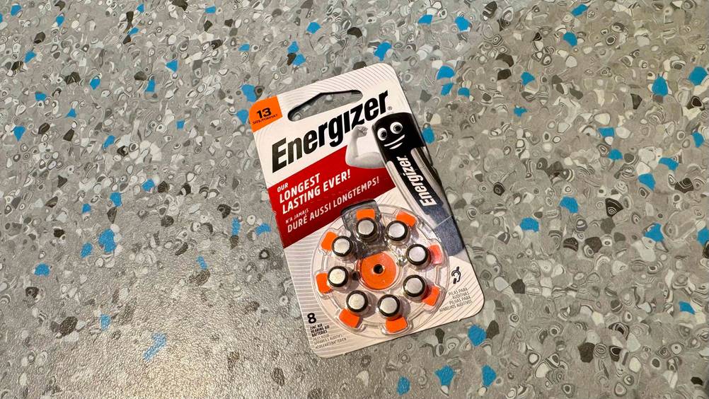 Hörgeräte-Batterien-13 im Test: Eine Packung liegt auf dem Boden.