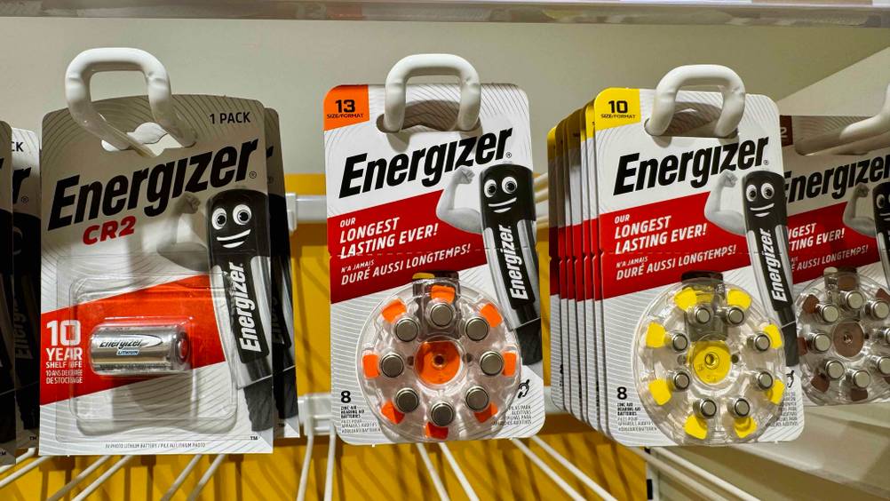 Mehrere Packungen der Hörgeräte-Batterien-13 im Test hängen in einem Verkaufsregal neben anderen Produkten.