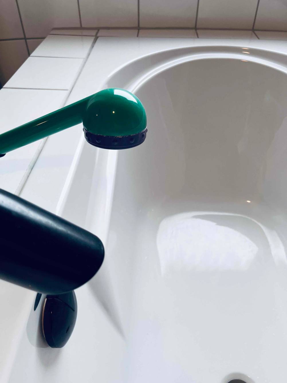 Hoesch Design Duschbadewanne im Test: Duschkopf hat eine grüne Farbe.