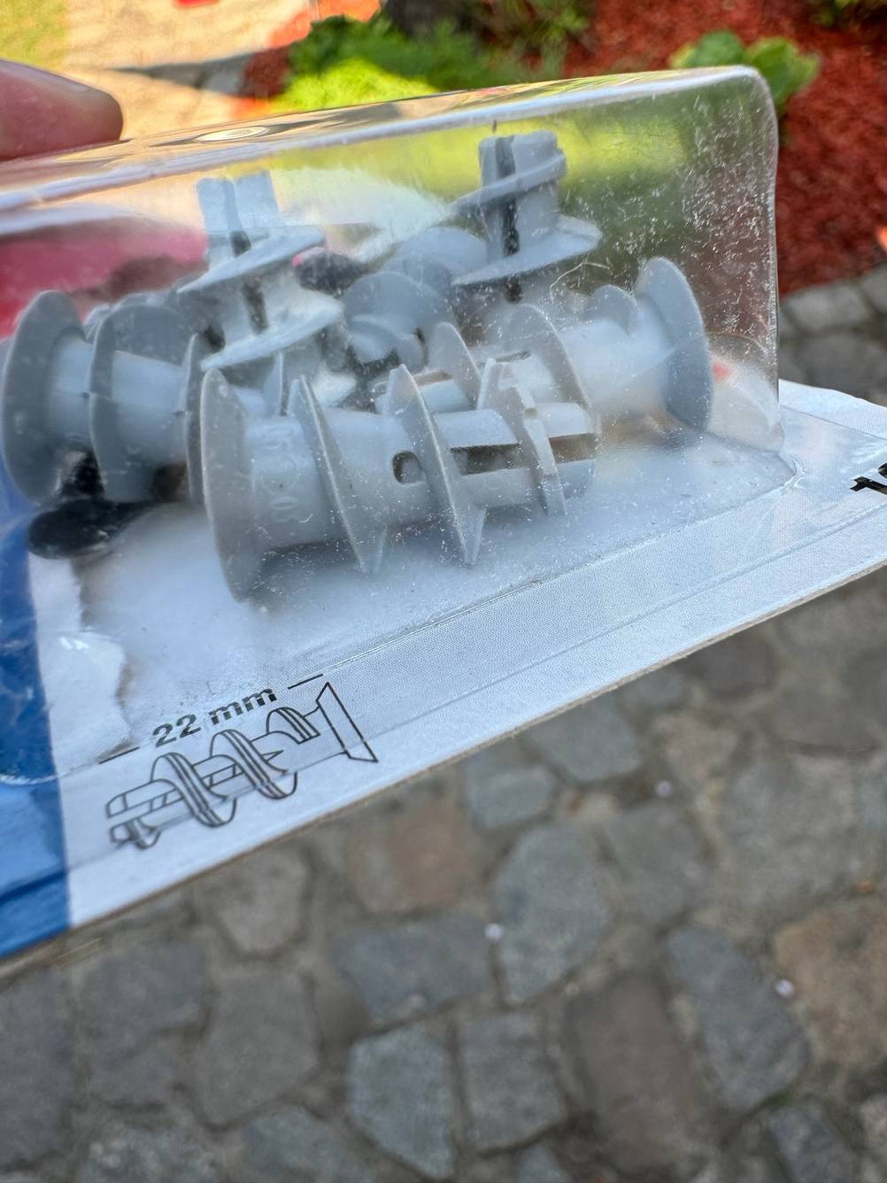 Hohlraumdübel im Test: Dübel in ihrer transparenten Verpackung von der Seite.