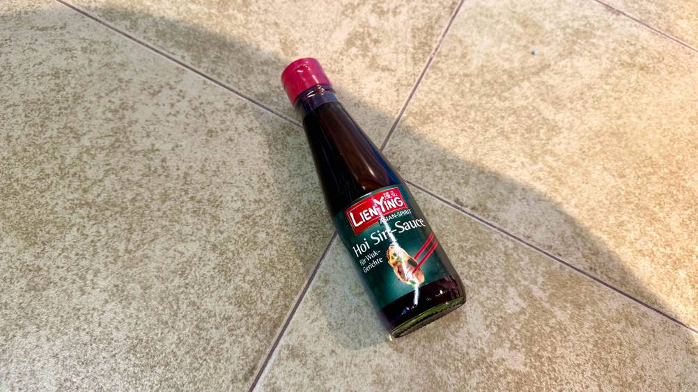 Auf eine Fließenboden liegt eine Hoisin-Sauce im Test.