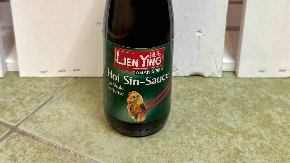 Hoisin-Sauce getestet: Nahaufnahme des Labels auf der Vorderseite der Flasche.