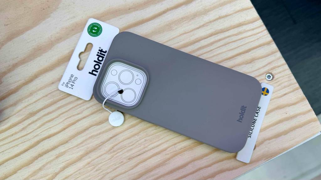 Eine graue getestete iPhone-14-Pro-Hülle liegt auf einer Holzfläche.