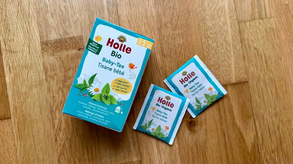Babytee im Test: Zwei Beutel liegen rechts neben der Verpackung.