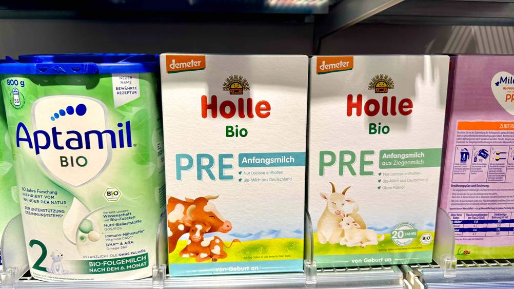 Mehrere Packung des Holle-Milchpulver im Test in einem Verkaufsregal.