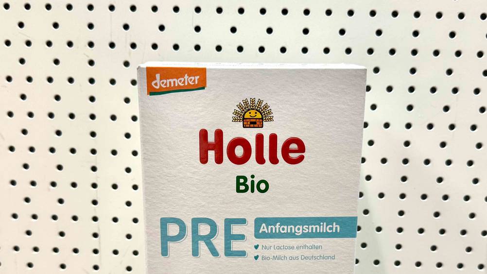 Holle-Milchpulver getestet: Nahaufnahme der Verpackung mit Logo und Artikelbezeichnung.