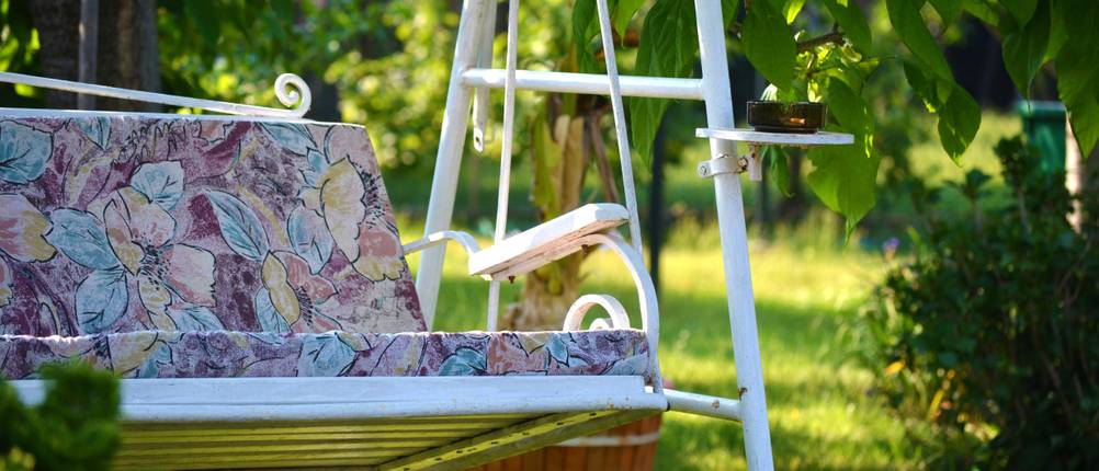 Hollywoodschaukel in einem Garten