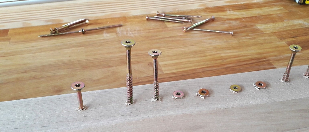 Verschiedene Schrauben auf einem Tisch.