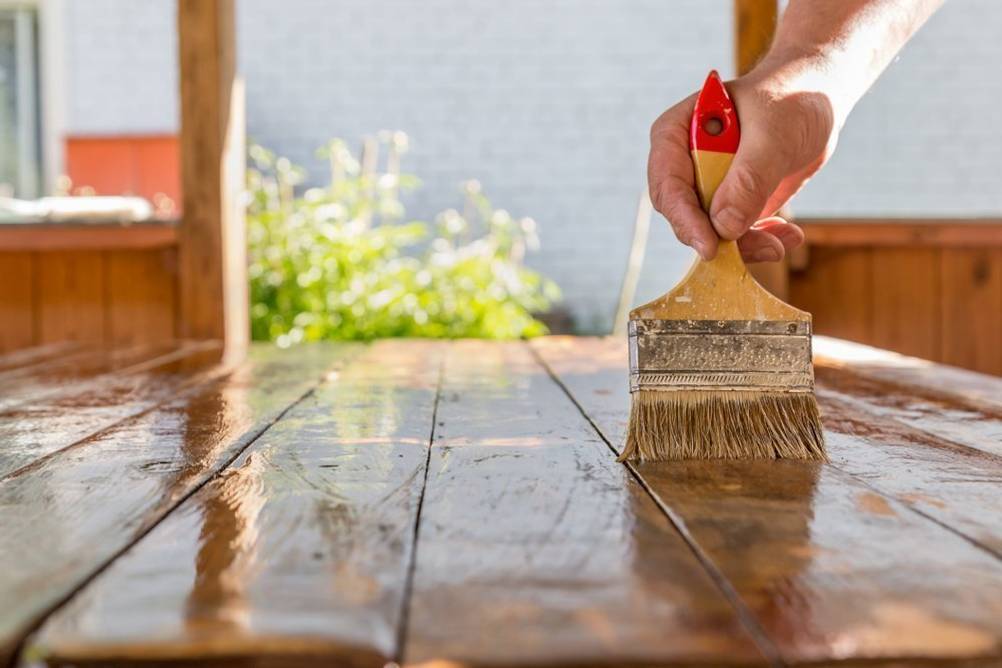 Holz lackieren mit Kurzflor-Farbroller
