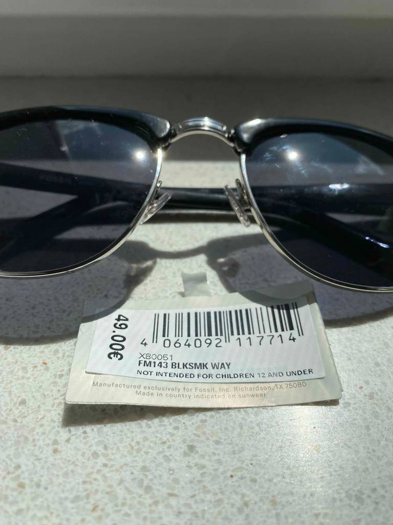 Detailansicht einer Herren-Sonnenbrille im Test, die hinter ihrem Preisschild liegt.