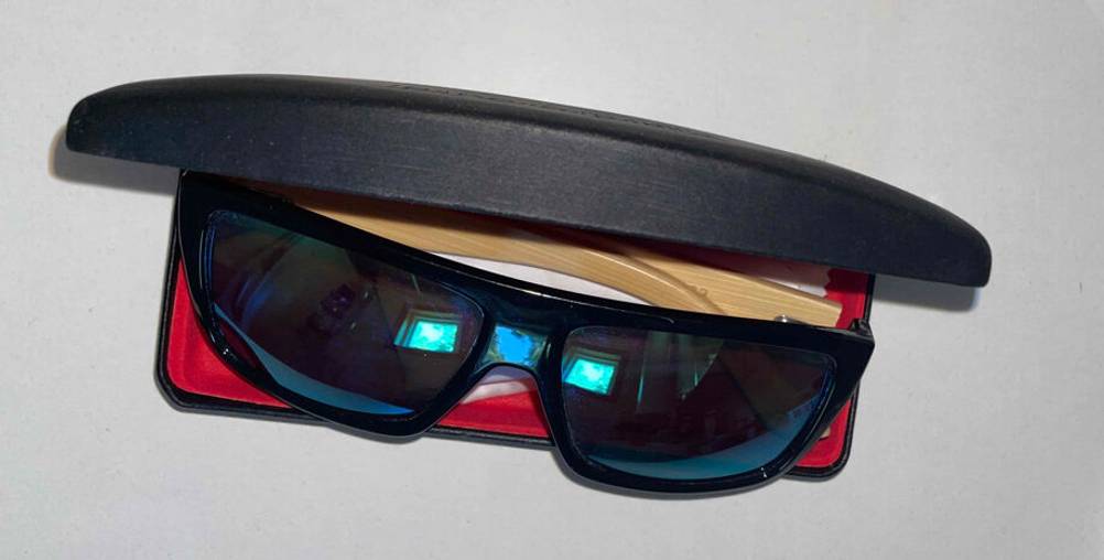 Getestet: Eine Herren-Sonnenbrille liegt in ihrem schwarzen Etui, das mit einem roten Futter ausgestattet ist.