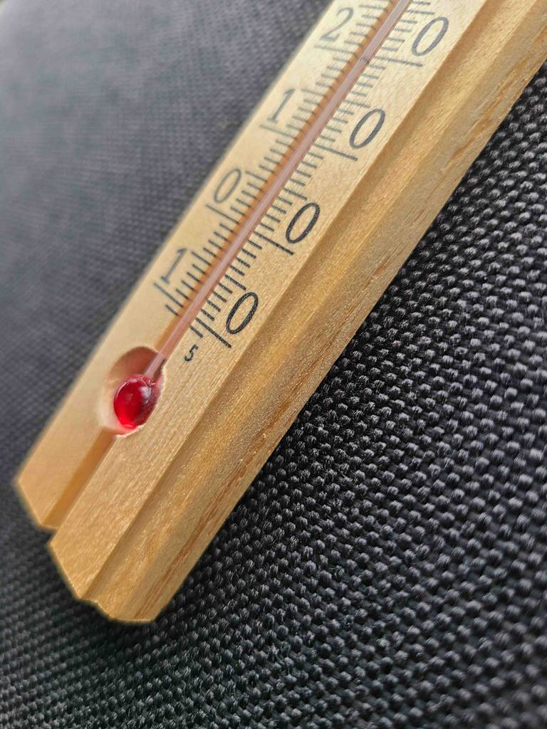 Thermometer analog im Test: Detailansicht von schräg seitlich.
