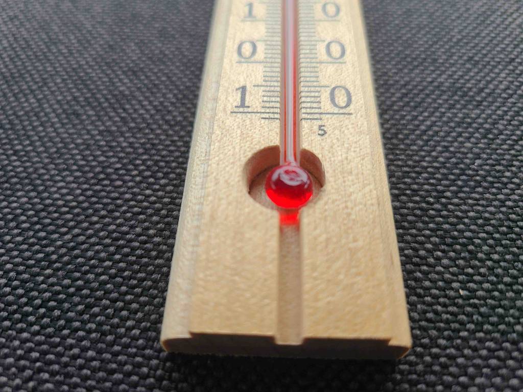 Nahansicht der Skala eines getesteten Thermometer analog.