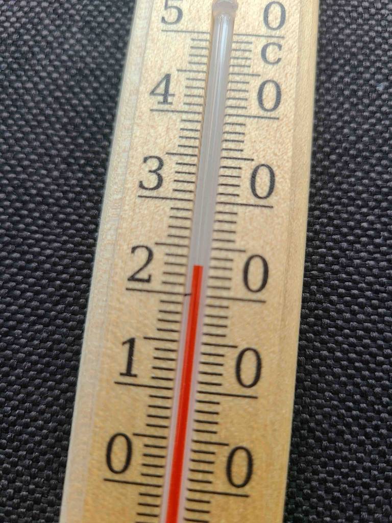 Ein Thermometer analog im Test zeigt eine Temperatur von etwa 22 Grad an.