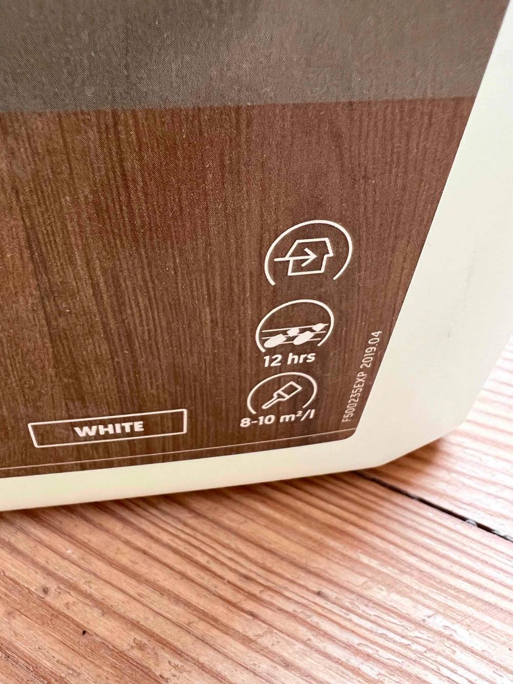 Auf dem Boden befindet sich eine getestete Holzbodenseife in der Farbe Weiß.