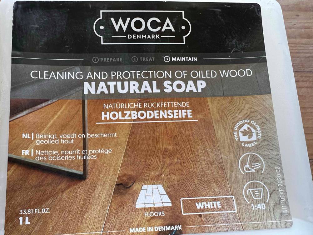 Holzbodenseife getestet: Nahaufnahme des Label auf der Vorderseite des Kanisters.