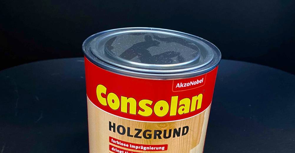 Holzgrundierung getestet: Nahaufnahme einer Dose von schräg oben mit Logo und Artikelbezeichnung.