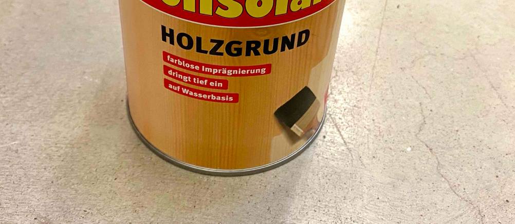 Nahaufnahme der Informationen auf der Vorderseite einer Dose der getesteten Holzgrundierung.