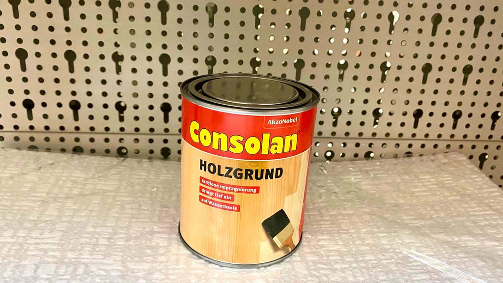 Getestete Holzgrundierung befindet sich verpackt auf einem Regal.